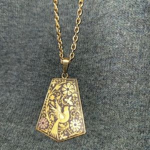 Beautiful dove pendant on 24in gold tone chain.